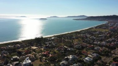 Santa Catarina Brezilya 'daki Florianopolis adasının tropik plaj manzarası. Tropikal ada. Uluslararası seyahat yerleri.