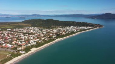Santa Catarina Brezilya 'daki Florianopolis adasının tropik plaj manzarası. Tropikal ada. Uluslararası seyahat yerleri.