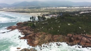 Santa Catarina Brezilya 'daki Florianopolis adasının tropik plaj manzarası. Tropikal ada. Uluslararası seyahat yerleri.