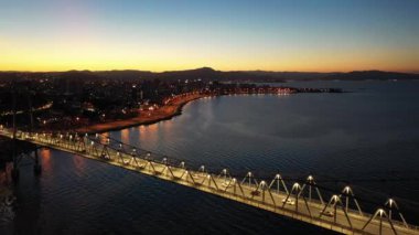 Santa Catarina Brezilya 'daki Florianopolis adasının tropik plaj manzarası. Tropikal ada. Uluslararası seyahat yerleri.