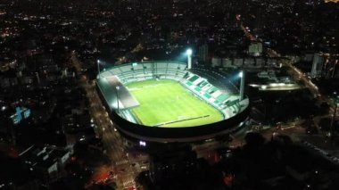 Curitiba Brezilya şehir merkezinin gece panorama hava görüntüsü. Ülkenin güney bölgesi. Şehrin turizm simgesi
