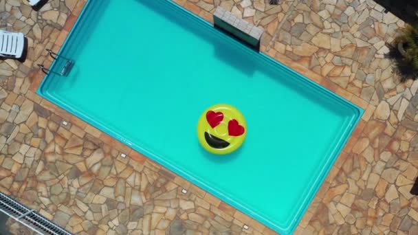 Bovenaanzicht Van Glimlach Emoji Zweven Bij Het Zwembad Zwevende Glimlach — Stockvideo