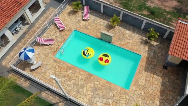 Vue Dessus Flotteur Emoji Sourire Piscine Flotter Sourire Emoji Bouée — Video