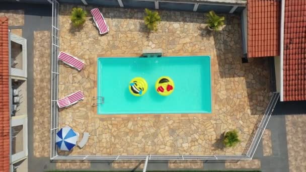 Vista Aérea Emoji Sorriso Flutuar Piscina Flutuar Emoji Sorriso Emoticon — Vídeo de Stock