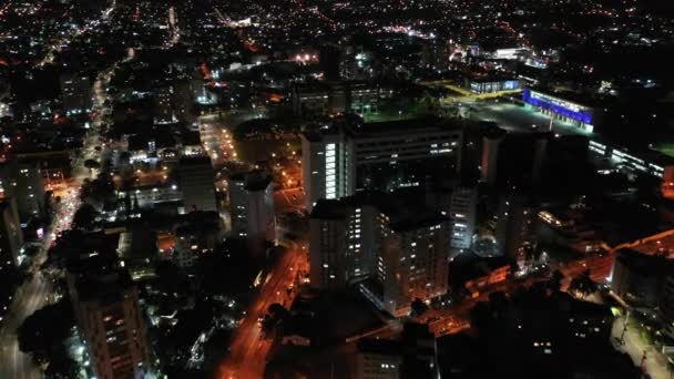 ダウンタウンCuritibaブラジルの夜景パノラマ空撮 国の南地域 都市の観光ランドマーク — ストック動画