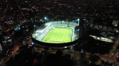 Curitiba Brezilya şehir merkezinin gece panorama hava görüntüsü. Ülkenin güney bölgesi. Şehrin turizm simgesi