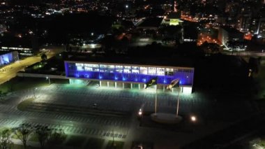 Curitiba Brezilya şehir merkezinin gece panorama hava görüntüsü. Ülkenin güney bölgesi. Şehrin turizm simgesi