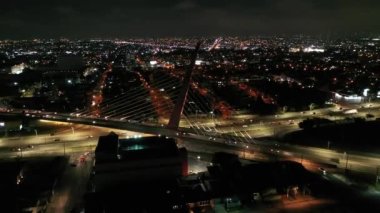 Curitiba Brezilya şehir merkezinin gece panorama hava görüntüsü. Ülkenin güney bölgesi. Şehrin turizm simgesi
