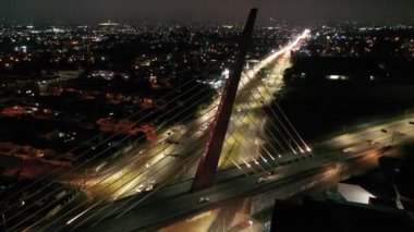 Curitiba Brezilya şehir merkezinin gece panorama hava görüntüsü. Ülkenin güney bölgesi. Şehrin turizm simgesi