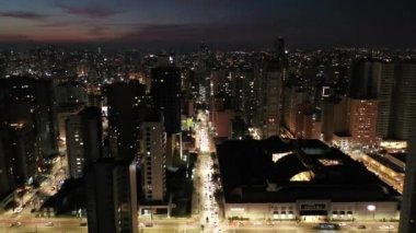 Curitiba Brezilya şehir merkezinin gece panorama hava görüntüsü. Ülkenin güney bölgesi. Şehrin turizm simgesi