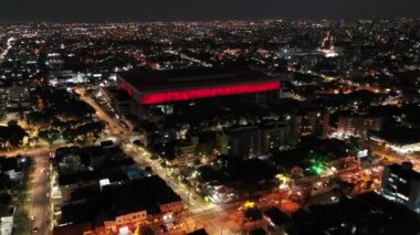 Curitiba Brezilya şehir merkezinin gece panorama hava görüntüsü. Ülkenin güney bölgesi. Şehrin turizm simgesi