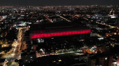 Curitiba Brezilya şehir merkezinin gece panorama hava görüntüsü. Ülkenin güney bölgesi. Şehrin turizm simgesi