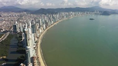 Brezilya 'nın Santa Catarina eyaletindeki Balnear io Camboriu kıyı kenti. Brezilya Güney Bölgesi. Uluslararası seyahat yeri. Tropik plaj sahnesi.