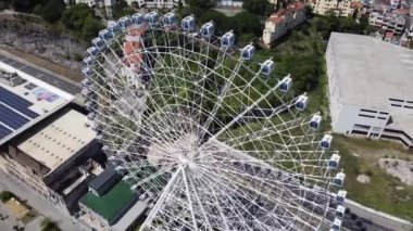 Rio de Janeiro Brezilya 'nın panoramik hava manzarası. Uluslararası seyahat simgesi. Tatil yeri. Lunaparktaki dönme dolap.
