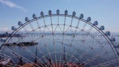 Rio de Janeiro Brezilya 'nın panoramik hava manzarası. Uluslararası seyahat simgesi. Tatil yeri. Lunaparktaki dönme dolap.