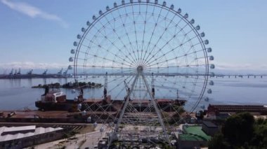 Rio de Janeiro Brezilya 'nın panoramik hava manzarası. Uluslararası seyahat simgesi. Tatil yeri. Lunaparktaki dönme dolap.