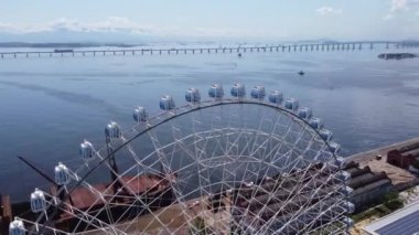 Rio de Janeiro Brezilya 'nın panoramik hava manzarası. Uluslararası seyahat simgesi. Tatil yeri. Lunaparktaki dönme dolap.