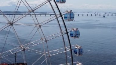 Rio de Janeiro Brezilya 'nın panoramik hava manzarası. Uluslararası seyahat simgesi. Tatil yeri. Lunaparktaki dönme dolap.