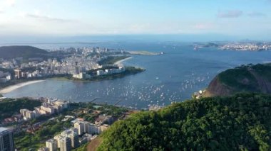 Rio de Janeiro Brezilya 'da yaz seyahatinin havadan manzarası. Coast City 'nin simgesi. Tropik seyahat. Yaz manzarası.