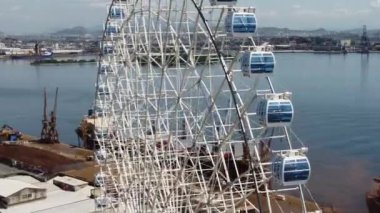 Rio de Janeiro Brezilya 'nın panoramik hava manzarası. Uluslararası seyahat simgesi. Tatil yeri. Lunaparktaki dönme dolap.