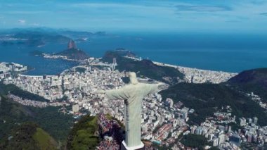 Rio de Janeiro Brezilya 'daki Kurtarıcı İsa heykelinin hava manzarası. Coast City 'nin simgesi. Tropik seyahat. Yaz manzarası. Uluslararası seyahat.
