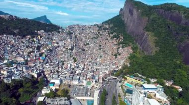 Rio de Janeiro Brezilya 'nın havadan manzarası. Tropik plaj manzarası. Sahil şehrinin kartpostalı. Seyahat yerleri.