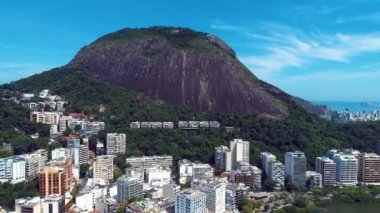 Rio de Janeiro Brezilya 'da yaz seyahatinin havadan manzarası. Coast City 'nin simgesi. Tropik seyahat. Yaz manzarası.