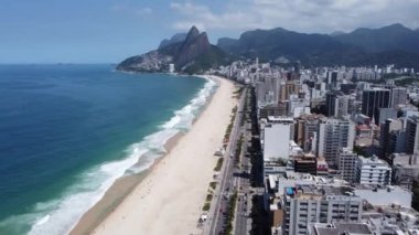 Rio de Janeiro Brezilya 'nın havadan manzarası. Tropik plaj manzarası. Sahil şehrinin kartpostalı. Seyahat yerleri.