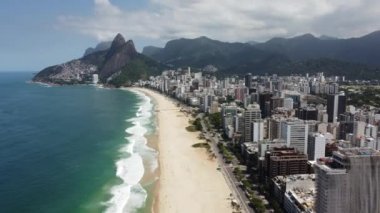 Rio de Janeiro Brezilya 'nın havadan manzarası. Tropik plaj manzarası. Sahil şehrinin kartpostalı. Seyahat yerleri.