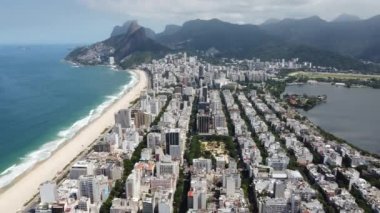 Rio de Janeiro Brezilya 'nın havadan manzarası. Tropik plaj manzarası. Sahil şehrinin kartpostalı. Seyahat yerleri.
