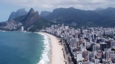 Rio de Janeiro Brezilya 'da yaz seyahatinin havadan manzarası. Coast City 'nin simgesi. Tropik seyahat. Yaz manzarası.
