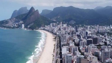 Rio de Janeiro Brezilya 'nın havadan manzarası. Tropik plaj manzarası. Sahil şehrinin kartpostalı. Seyahat yerleri.