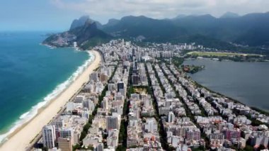 Rio de Janeiro Brezilya 'da yaz seyahatinin havadan manzarası. Coast City 'nin simgesi. Tropik seyahat. Yaz manzarası.