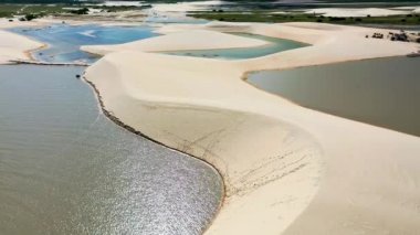 Brezilya 'nın yağmur suyu gölleri ve kum tepelerinin havadan görünüşü. Jericoacoara Ceara. Uluslararası seyahat yerleri.