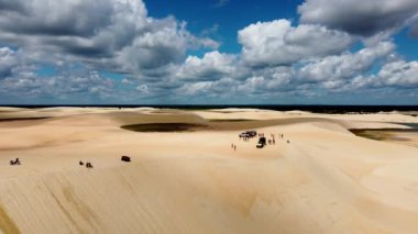 Jericoacoara Ceara Brezilya 'nın panoramik manzarası. Manzaralı kum tepeleri ve turkuaz yağmur suyu gölleri. Dünya seyahati yerleri. Tropikal manzara.