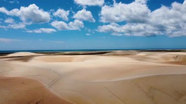 Brezilya 'nın yağmur suyu gölleri ve kum tepelerinin havadan görünüşü. Jericoacoara Ceara. Uluslararası seyahat yerleri.