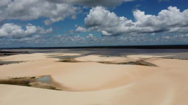 Brezilya 'nın yağmur suyu gölleri ve kum tepelerinin havadan görünüşü. Jericoacoara Ceara. Uluslararası seyahat yerleri.