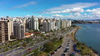 Santa Catarina Brezilya 'daki Florianopolis adasının tropik plaj manzarası. Tropikal ada. Uluslararası seyahat yerleri.