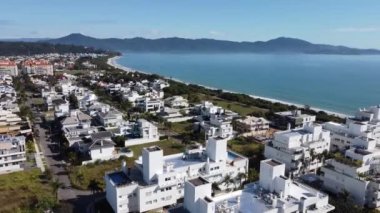 Santa Catarina Brezilya 'daki Florianopolis adasının tropik plaj manzarası. Tropikal ada. Uluslararası seyahat yerleri.