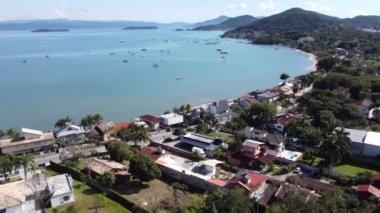 Yaz seyahati. Tropik bir manzara. Santa Catarina 'daki plaj simgesi. Uluslararası seyahat noktaları.