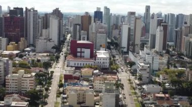 Curitiba Brezilya şehir merkezinin panorama hava görüntüsü. Ülkenin güney bölgesi. Şehrin turizm simgesi
