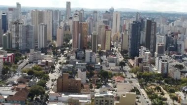 Curitiba Brezilya şehir merkezinin panorama hava görüntüsü. Ülkenin güney bölgesi. Şehrin turizm simgesi