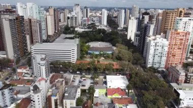 Curitiba Brezilya şehir merkezinin panorama hava görüntüsü. Ülkenin güney bölgesi. Şehrin turizm simgesi