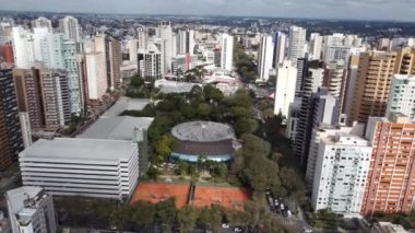 Curitiba Brezilya şehir merkezinin panorama hava görüntüsü. Ülkenin güney bölgesi. Şehrin turizm simgesi