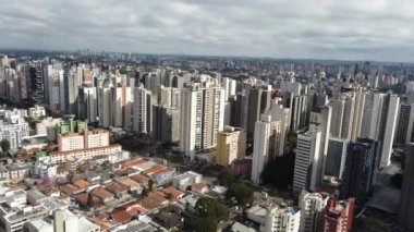 Curitiba Brezilya şehir merkezinin panorama hava görüntüsü. Ülkenin güney bölgesi. Şehrin turizm simgesi