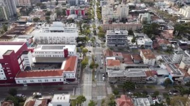 Curitiba Brezilya şehir merkezinin panorama hava görüntüsü. Ülkenin güney bölgesi. Şehrin turizm simgesi
