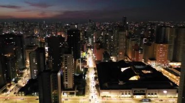 Curitiba Brezilya şehir merkezinin gece panorama hava görüntüsü. Ülkenin güney bölgesi. Şehrin turizm simgesi