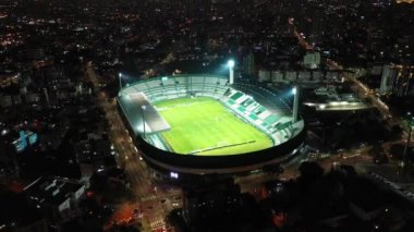 Curitiba Brezilya şehir merkezinin gece panorama hava görüntüsü. Ülkenin güney bölgesi. Şehrin turizm simgesi