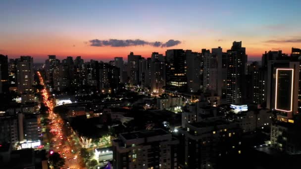 ダウンタウンCuritibaブラジルの夜景パノラマ空撮 国の南地域 都市の観光ランドマーク — ストック動画