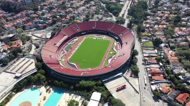 サンパウロ市ブラジルでのモルンビのスポーツ風景の空中風景 森美サッカー場近くの街並み — ストック動画